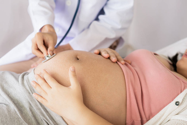 Femme enceinte et gynécologue médecin à l'hôpital - Photo, image