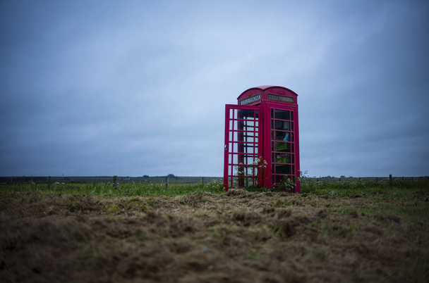 une cabine téléphonique rouge
 - Photo, image