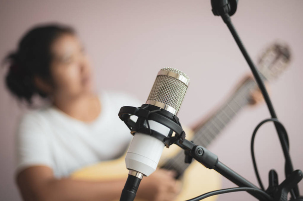 Asyalı kadın caz ve kolay liste için akustik klasik gitar çalmak - Fotoğraf, Görsel