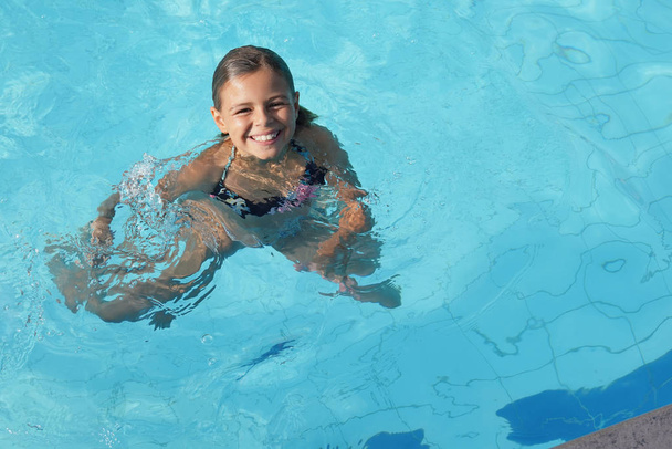 Πορτρέτο του χαρούμενου κοριτσιού στην πισίνα - Φωτογραφία, εικόνα