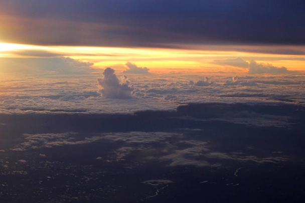 θέα Ανατολή του ηλίου από το παράθυρο του αεροπλάνου - Φωτογραφία, εικόνα