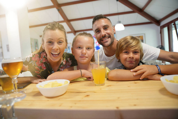Familie mit Kindern in der Restaurantbar - Foto, Bild