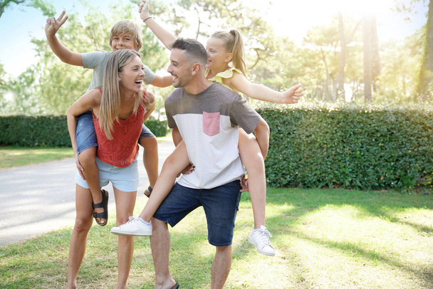 Boldog család a nyári szünetben - Fotó, kép