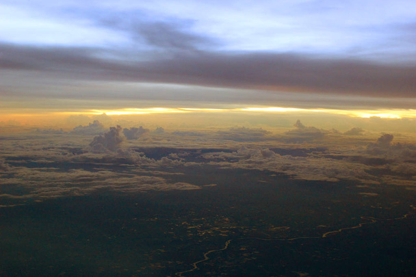auringonnousu näkymä lentokoneen ikkunasta
 - Valokuva, kuva