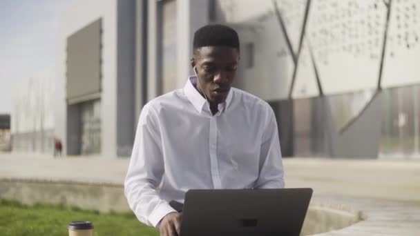 Online-Videochat afrikanischer Geschäftsmann sitzt auf Bank - Filmmaterial, Video