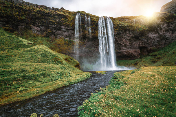 Волшебный водопад Сельджаландсфосс в Исландии. - Фото, изображение