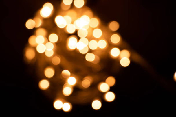 Yeni yıl diwali noel evlilik kutlaması arka plan veya duvar kağıdı için ışık elemanı kullanımı bulanıklık veya defokus tarafından Işık soyut bokeh arka plan - Fotoğraf, Görsel