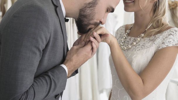 Наречений і наречений у весільній сукні готують церемонію
. - Фото, зображення
