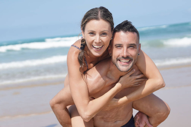 молодая влюбленная пара на пляже - Фото, изображение
