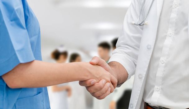 Lekarz w szpitalu Handshake z innym lekarzem. - Zdjęcie, obraz
