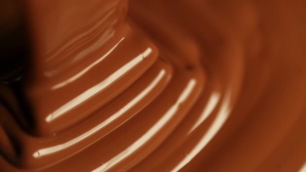 Super Zeitlupe des Gießens von heißer Milchschokolade. Gefilmt auf Kino-High-Speed-Kamera, 1000fps. - Filmmaterial, Video