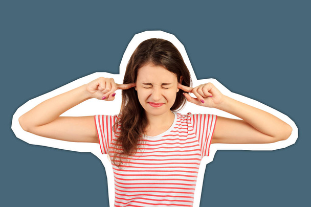 Retrato de irritado estressado jovem mulher tapando as orelhas com os dedos e fechando os olhos apertados. menina emocional Revista estilo de colagem com fundo de cor na moda
 - Foto, Imagem