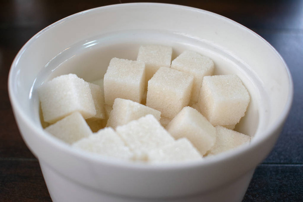 Cubes de sucre raffiné dans un bol à sucre
. - Photo, image
