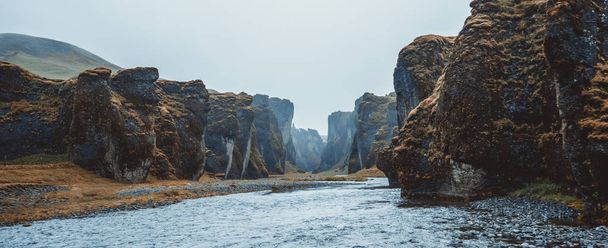 Unikalny krajobraz Fjadrargljufur w Islandii. - Zdjęcie, obraz