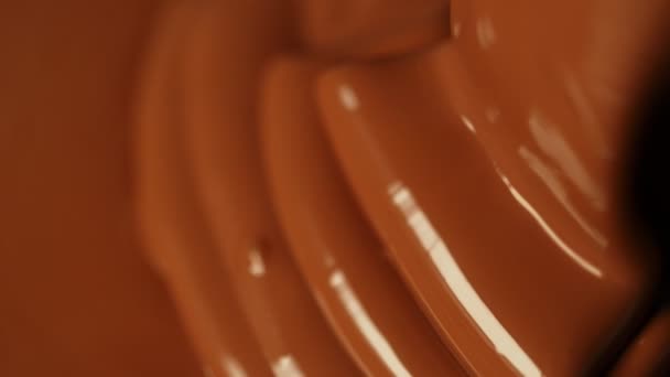 Sıcak sütlü çikolata dökme süper yavaş hareket. Sinema yüksek hızlı kamera, 1000fps filme. - Video, Çekim