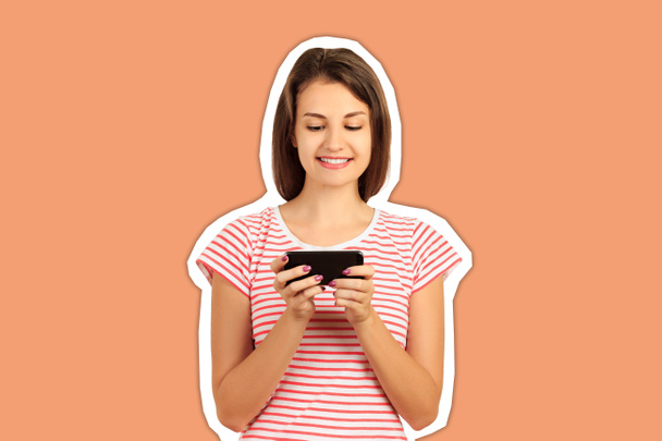 Mujer sonriente enviando un sms al celular. chica emocional revista collage estilo con fondo de color de moda
 - Foto, imagen