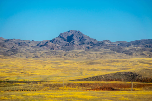 Estepes do Cazaquistão em um contexto de montanhas
. - Foto, Imagem