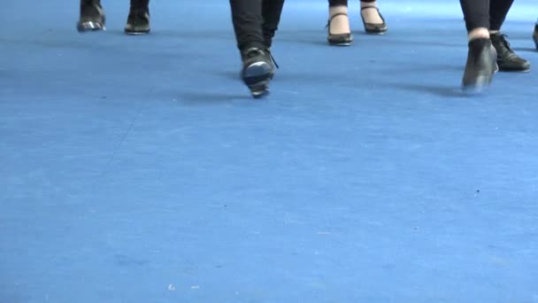 Meisjes voeten tikken op blauw tapijt, tapdans Broadway stijl, podium in het theater. Tappers opvallend op blauwe achtergrond met glanzend licht. Muzikale cultuur leren, choreografie op performance - Video