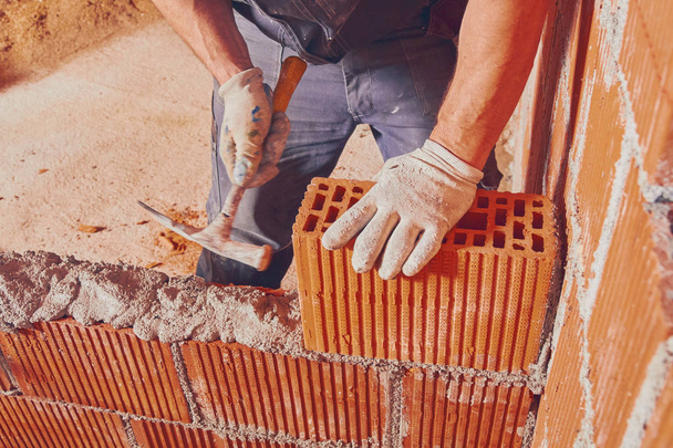 Trabajador de construcción real albañilería de la pared en el interior
. - Foto, Imagen