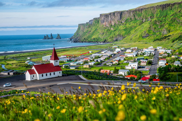 Όμορφη πόλη του Vik i Μυρτάλ Ισλανδία το καλοκαίρι. - Φωτογραφία, εικόνα