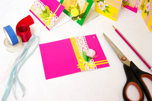 Όμορφες ποικίλες χειροποίητες ευχετήρια κάρτες - Φωτογραφία, εικόνα
