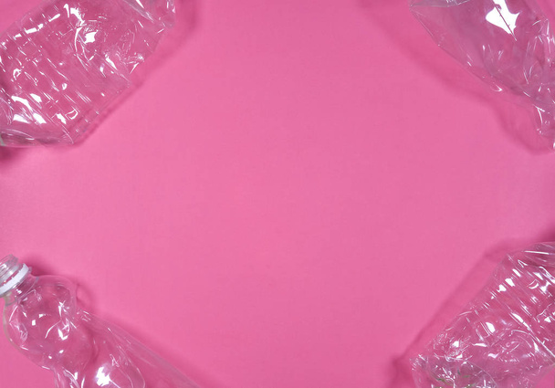 Πλαστικά μπουκάλια απομονώνονται σε ροζ φόντο. Ανακύκλωση της έννοιας της διαχείρισης αποβλήτων. Πλαστικά μπουκάλια PET. - Φωτογραφία, εικόνα