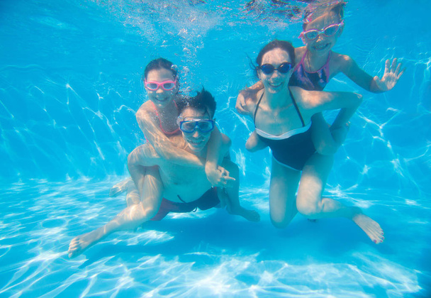 family  in swimming pool - Valokuva, kuva