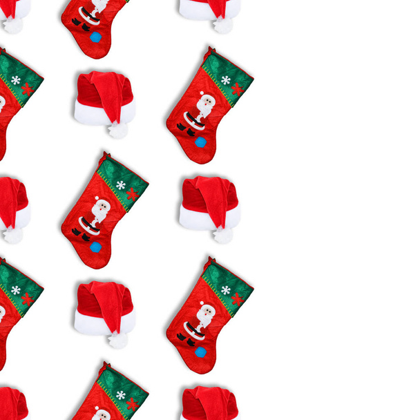 Santa Claus sombrero rojo de Navidad y calcetín de Navidad aislado sobre fondo blanco. Patrón sin costuras de Navidad. Copiar espacio
. - Foto, Imagen