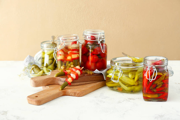 Gläser mit verschiedenen Gemüsekonserven auf dem Tisch - Foto, Bild