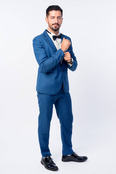Γεμάτος σώμα σφηνάκι από νεαρό όμορφο μουσάτο επιχειρηματία με μπλε κουστούμι - Φωτογραφία, εικόνα