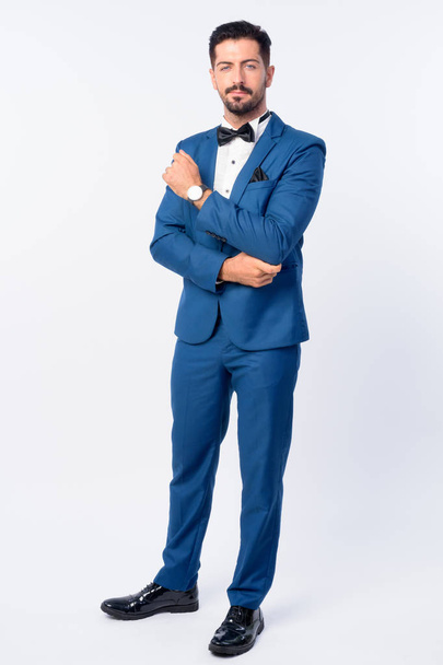Полный снимок молодого красивого бородатого бизнесмена в синем костюме
 - Фото, изображение
