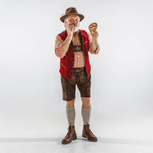 Portrait of Oktoberfest man, wearing the traditional Bavarian clothes - Foto, Imagen