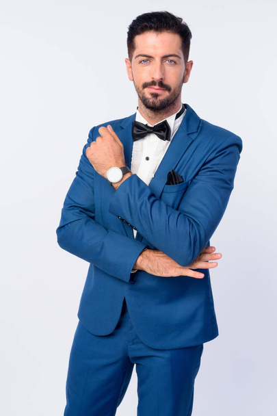 Портрет молодого красивого бородатого бизнесмена в синем костюме
 - Фото, изображение