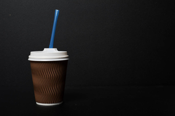 крупним планом одноразова чашка кави на чорному фоні
 - Фото, зображення