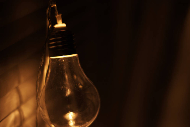 Girlande aus alten Glühbirnen auf dunklem Hintergrund - Foto, Bild