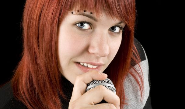 Chica cantando en el micrófono
 - Foto, Imagen