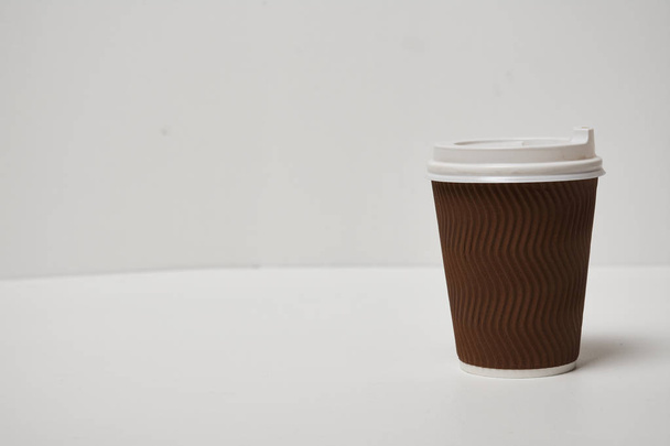 close-up zicht van wegwerp koffiebeker op witte achtergrond - Foto, afbeelding