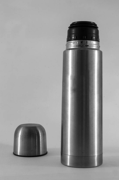 Paslanmaz çelik vakum şişesi siyah ve beyaz whi izole - Fotoğraf, Görsel