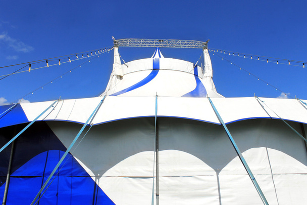 サーカスの大テントのテントの低角度のビュー - 写真・画像