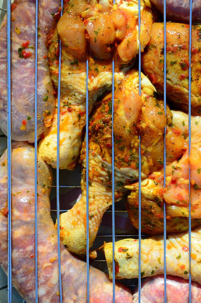 Pernas de frango marinadas na churrasqueira quente churrasqueira campo de carvão
 - Foto, Imagem