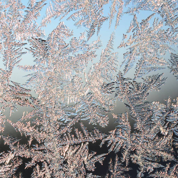 Fiocchi di neve gelo rime macro sul vetro della finestra
 - Foto, immagini
