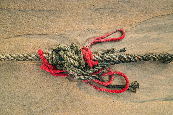Piros csomózott hajók kötél 8 - Fotó, kép