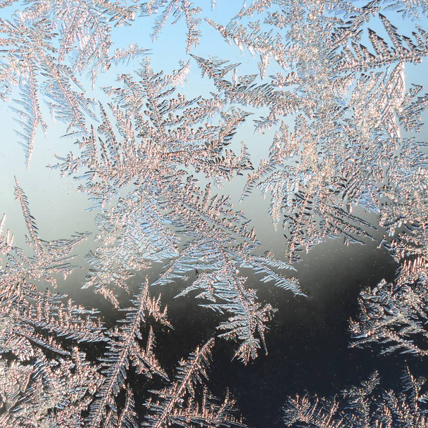 Copos de nieve escarcha rime macro en el cristal de la ventana
 - Foto, Imagen