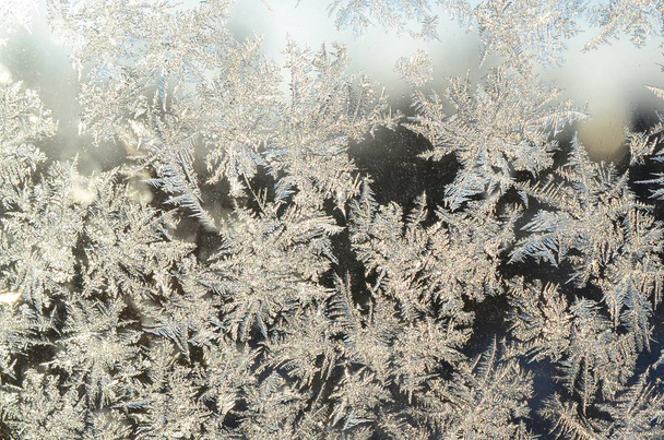 Νιφάδες χιονιού πάγου Rime σε γυάλινο παράθυρο παραθύρου - Φωτογραφία, εικόνα