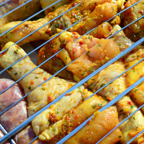 Marinoituja kanankoipia kuumalla grillikenttägrillillä
 - Valokuva, kuva