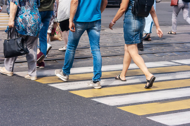 pies de peatones en un paso peatonal
 - Foto, Imagen