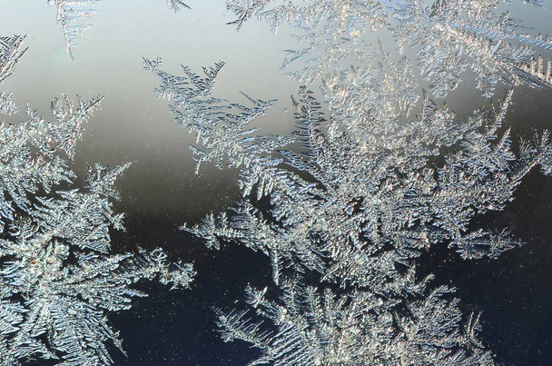 Copos de nieve escarcha rime macro en el cristal de la ventana
 - Foto, imagen