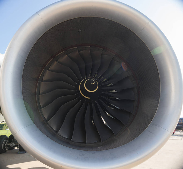 Grote witte turbine van een vliegtuig op de vleugel van het vliegtuig - Foto, afbeelding
