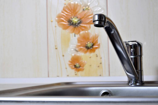 Évier de cuisine argenté propre vide et robinet d'eau fermer
 - Photo, image
