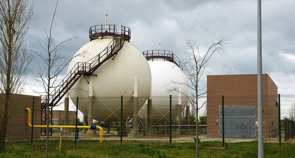 Réservoirs de gaz dans une usine d'une zone industrielle
 - Photo, image